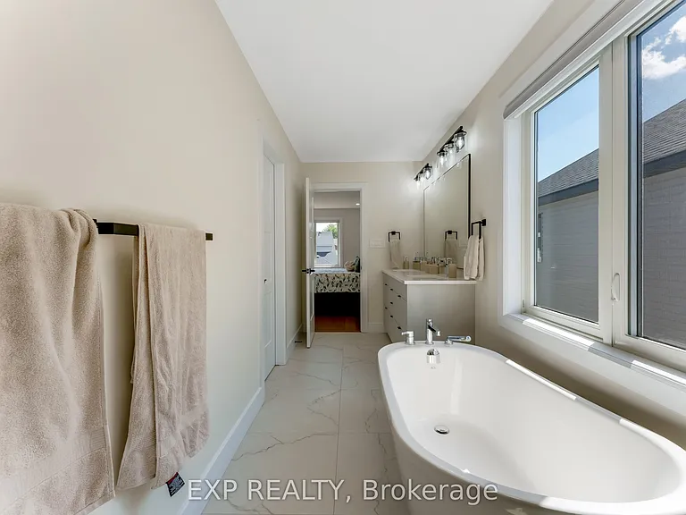 266 Hesselman Cres — Photo 42