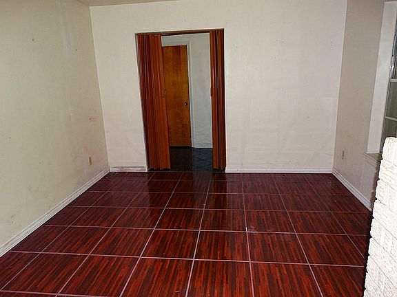 3rd image of 5001 Oak Ln
