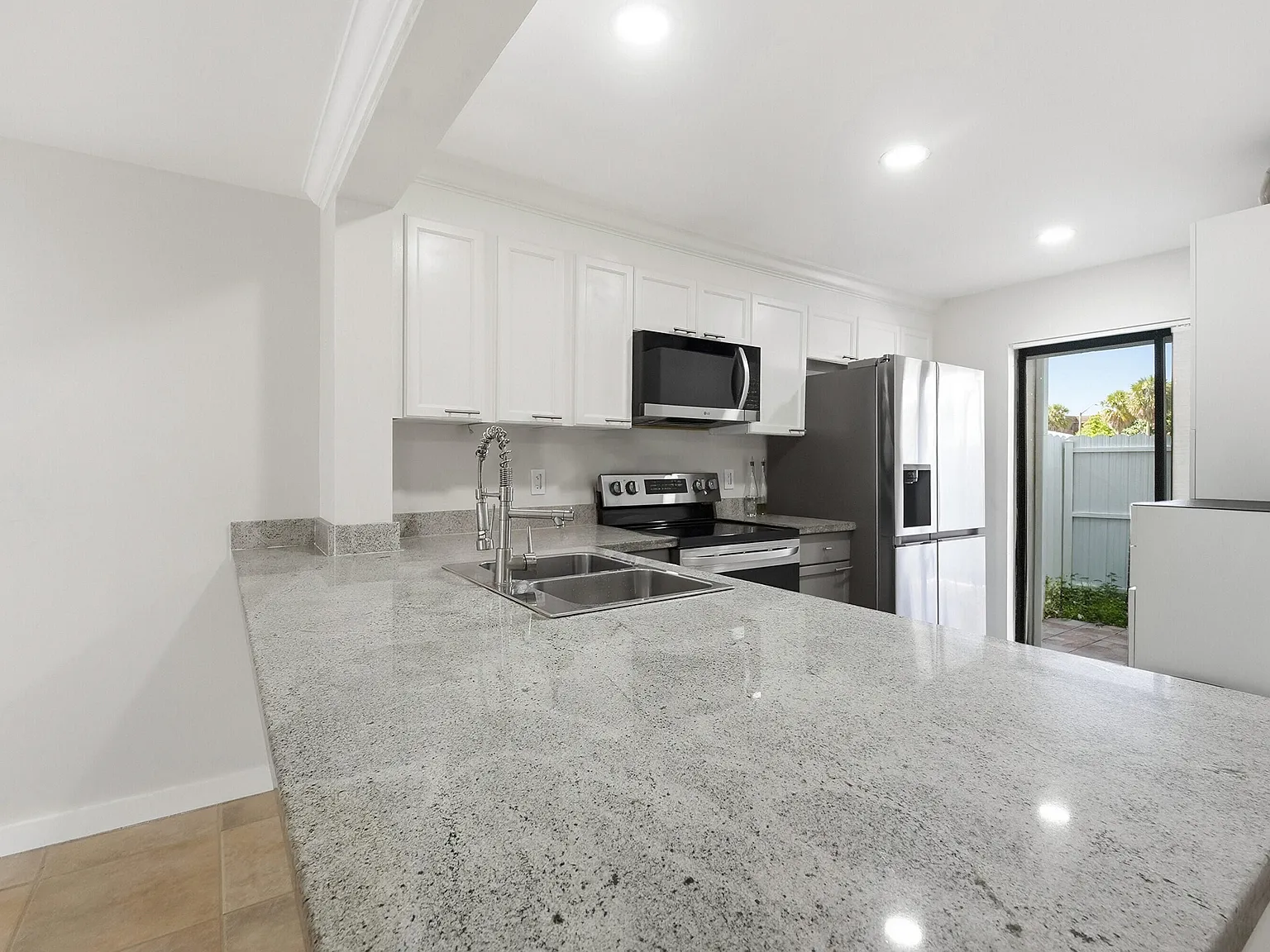 2 bed, 2.5 bath, 1276 sqft, $2,750 — Photo 2