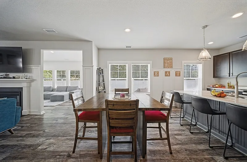 3 bed, 2.5 bath, 2694 sqft, $3,000 — Photo 2