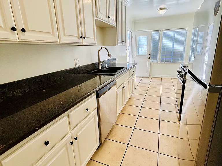 1214 W Victory Blvd — Photo 27
