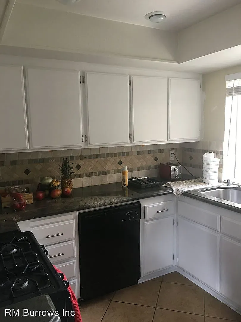 2 bed, 2.5 bath, 1212 sqft, $3,300 — Photo 3