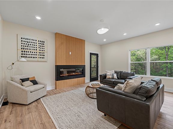 3rd image of 10 Horatio Ln