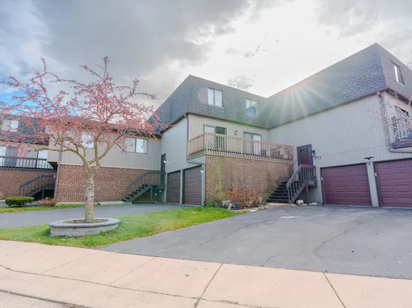 777 Golfview Dr, Roselle, IL 60172