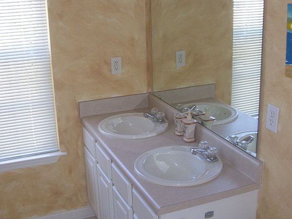 Master bath w/double vanity sinks 