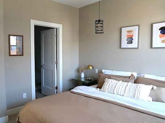 5th image of 1074 N Navajo St