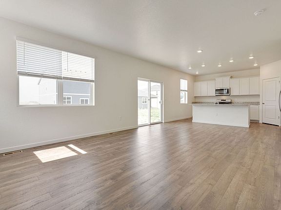 5th image of 807 Elias Tarn Dr