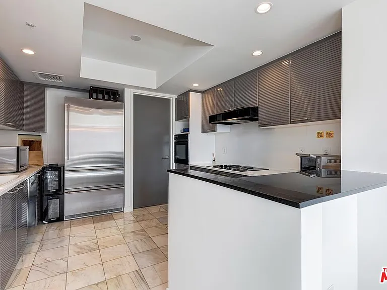 10520 Wilshire Blvd #1207 — Photo 17