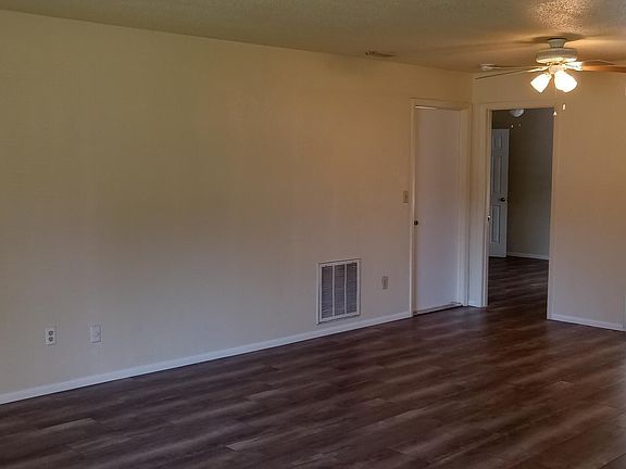 3rd image of 8 Castle Manor Dr
