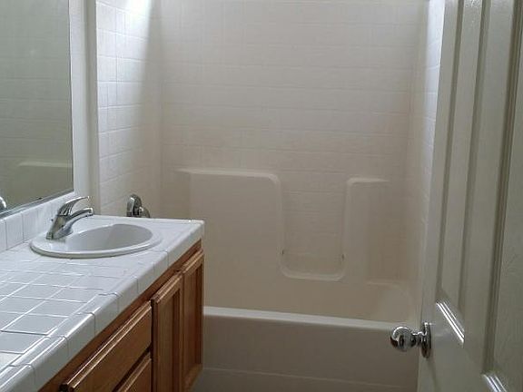 4th image of 1025 W Millbrook St