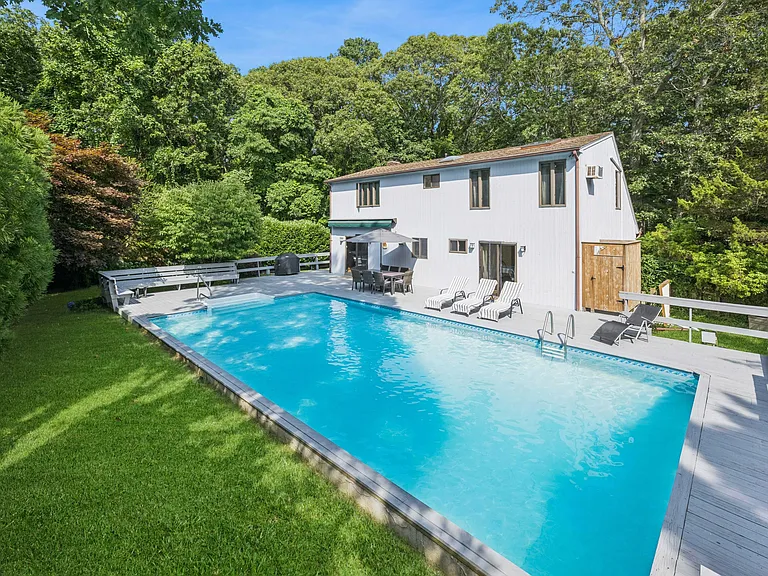 16 Argyle Ln — Photo 1
