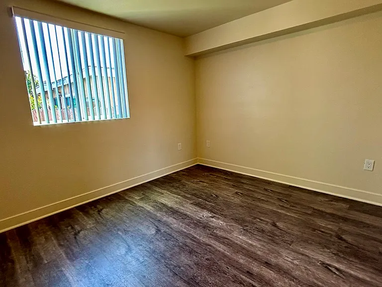 7712 S Hoover St — Photo 13