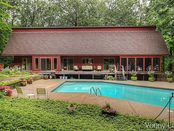 2nd image of 333 Grand River Dr NE