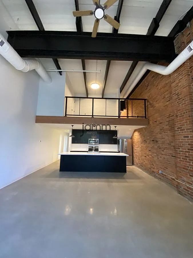 Scranton Ave Carriage Works Unit in the Heart of Tremont!! — Photo 4
