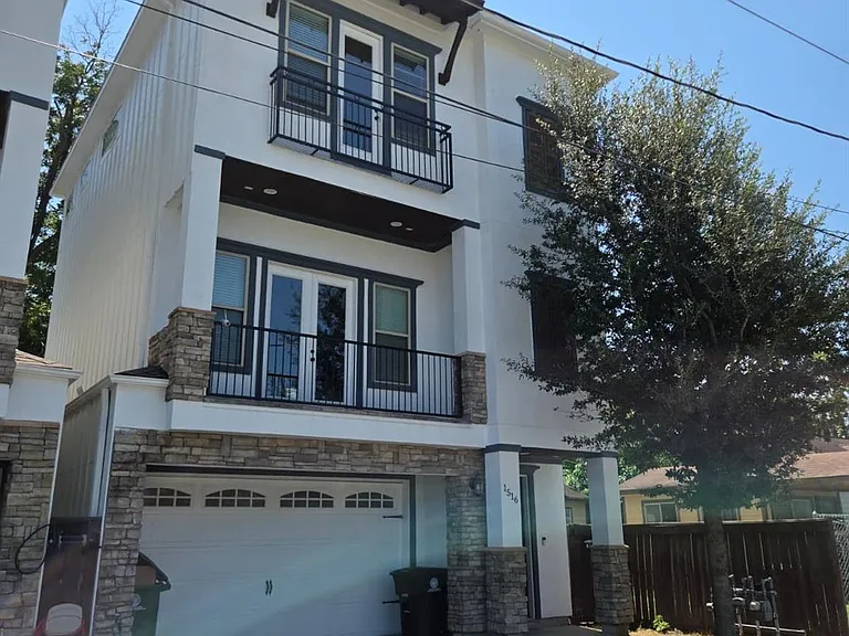 1516 Amundsen St — Photo 41