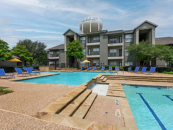 Resort-Style Pool at Oak Park Apartments