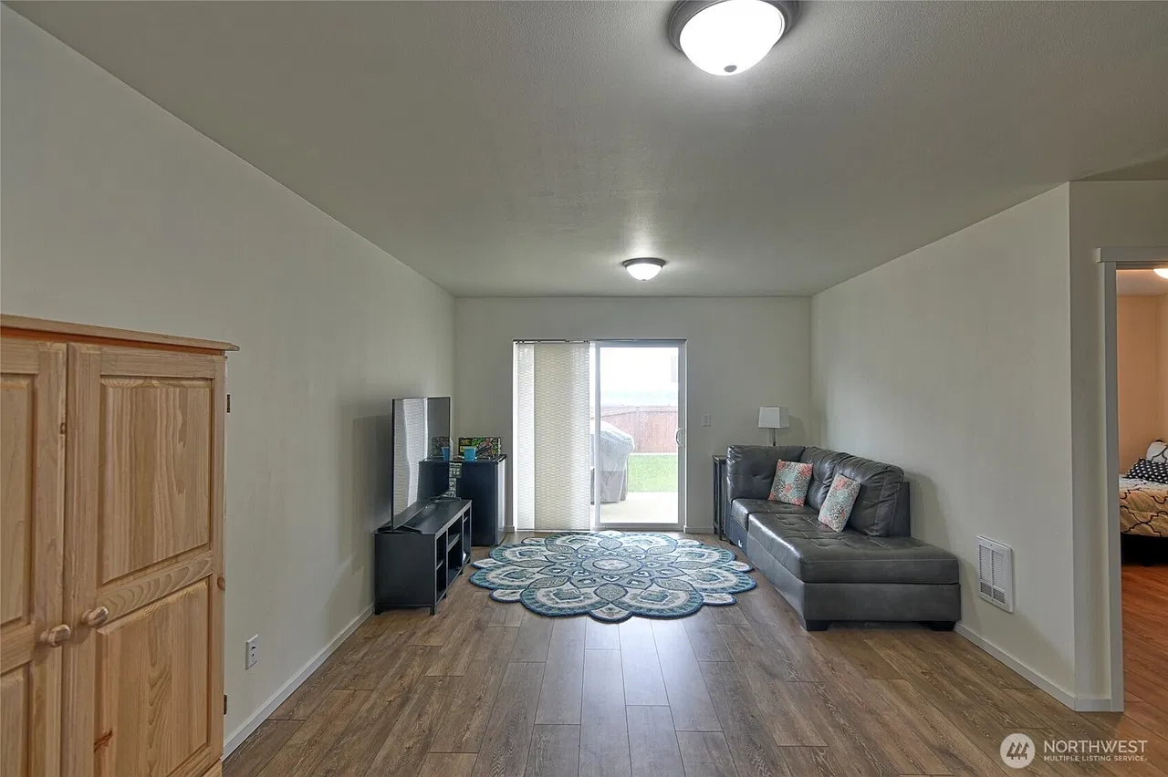 5 bed, 2207 sqft, $3,850 — Photo 3