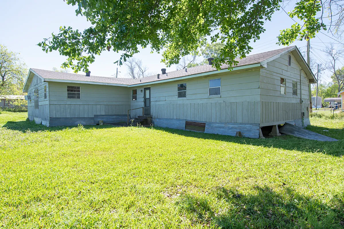 Building Photo - 407 Nugier St