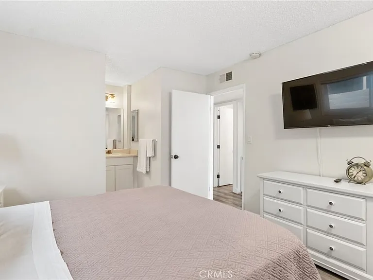218 E Balboa Blvd #1/2 — Photo 15