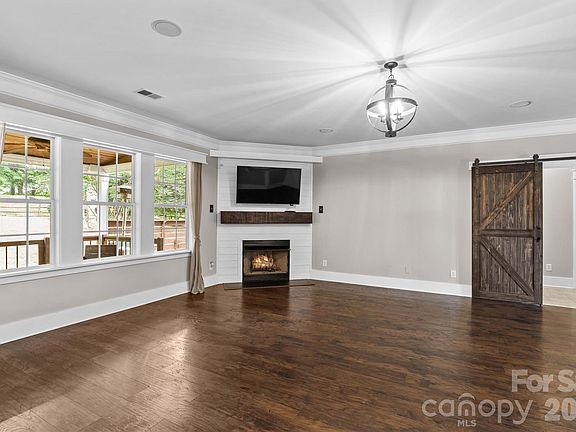 4th image of 119 Middleton Pl