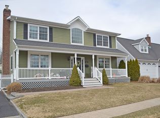 371 Sunny Ln, Franklin Square, NY 11010