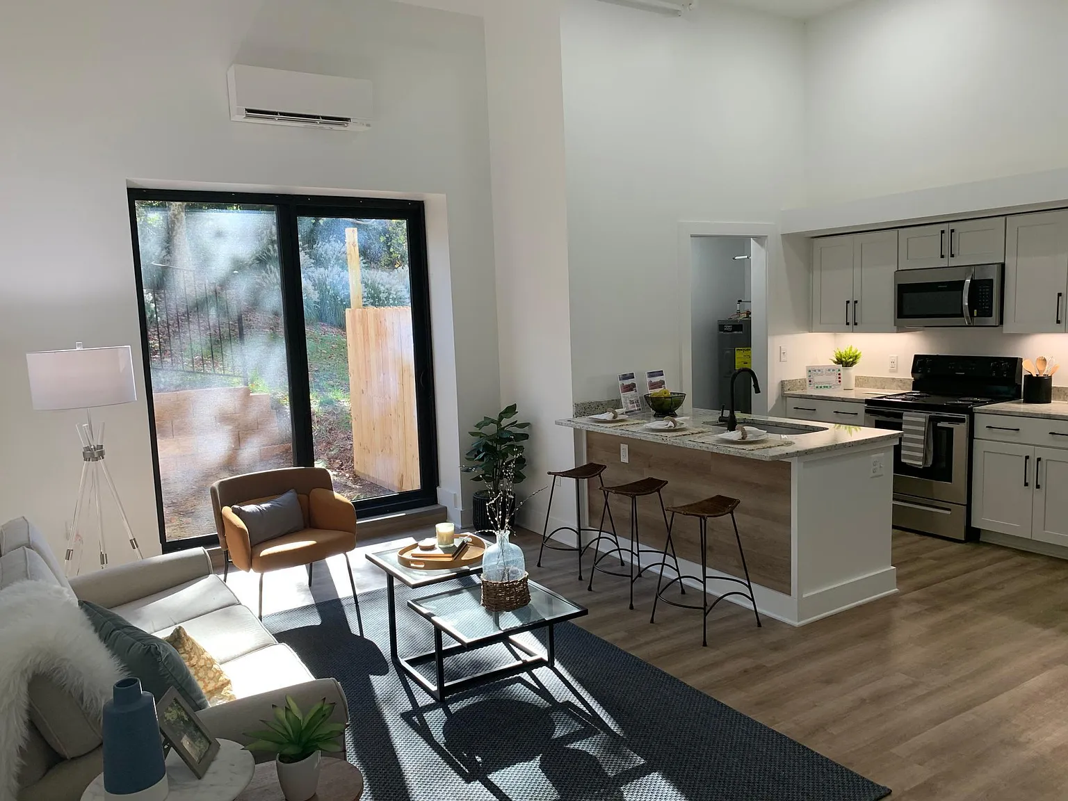 1 bed, 695 sqft, $1,810 — Photo 2