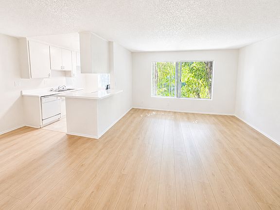 4th image of 4424 Woodman Ave APT 305