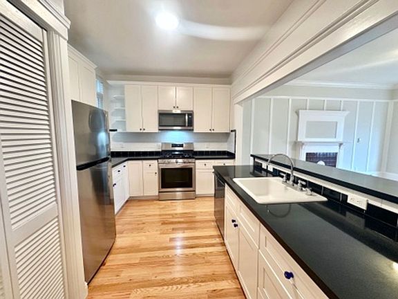 3rd image of 430 Presidio Ave