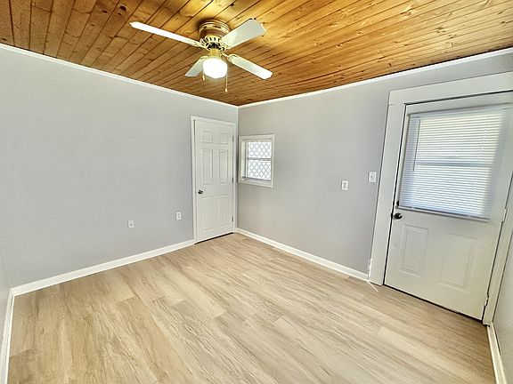 4th image of 1023 Hackett St