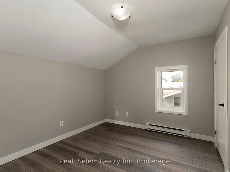 32 Victoria St W #C — Photo 7