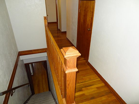 Stairs- Main Level>2nd Floor