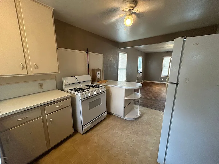 671 Roosevelt St — Photo 7