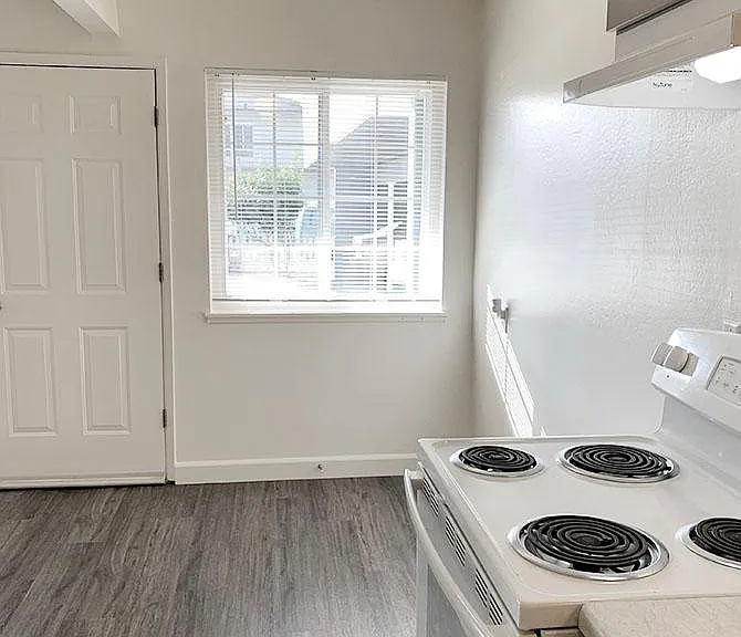 2421 Palmetto Ave #6 — Photo 9