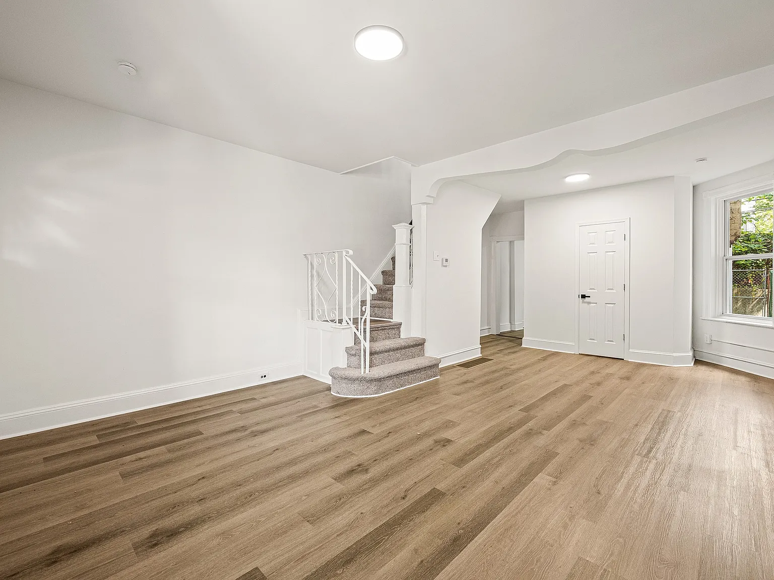 3 bed, 1.5 bath, 1122 sqft, $2,500 — Photo 2