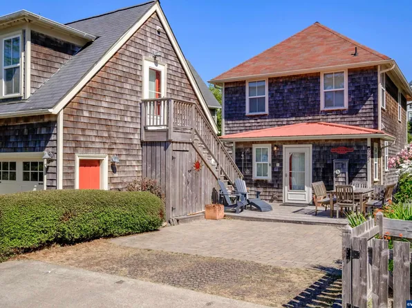 695 SW 26th Ln, Lincoln City, OR 97367