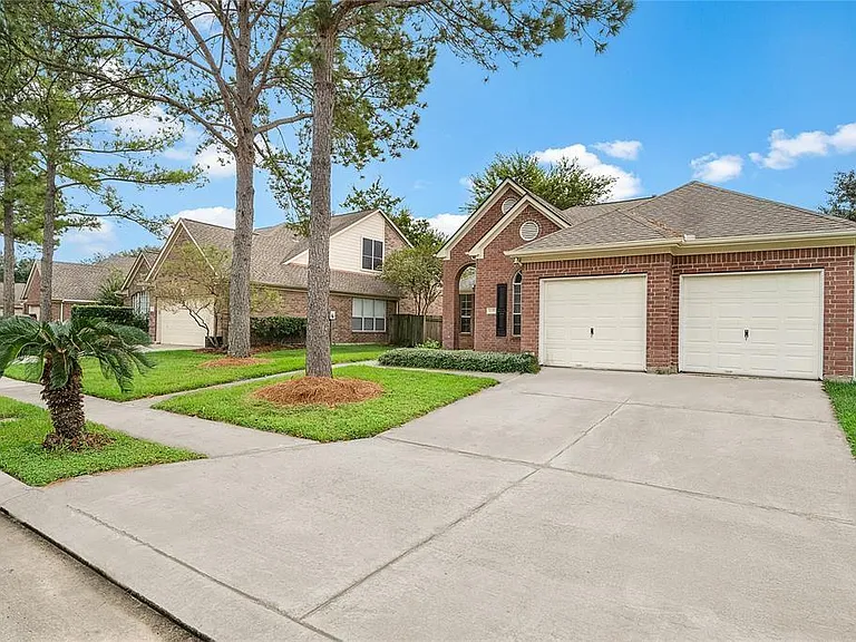 18423 Cobblestone Dr — Photo 2