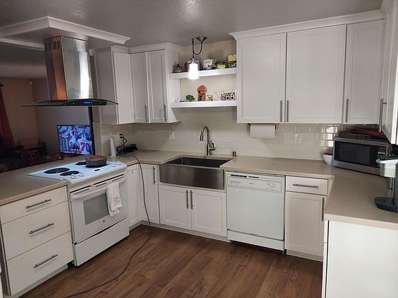 Kitchen w built in dishwasher