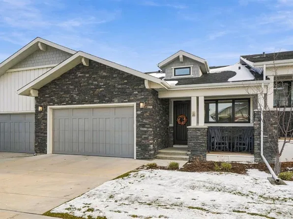 42 W Crestridge Bay SW, Calgary, AB T3B 6H2