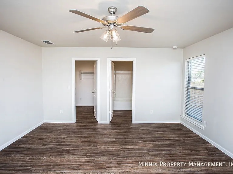 2113 N Avenue L — Photo 2