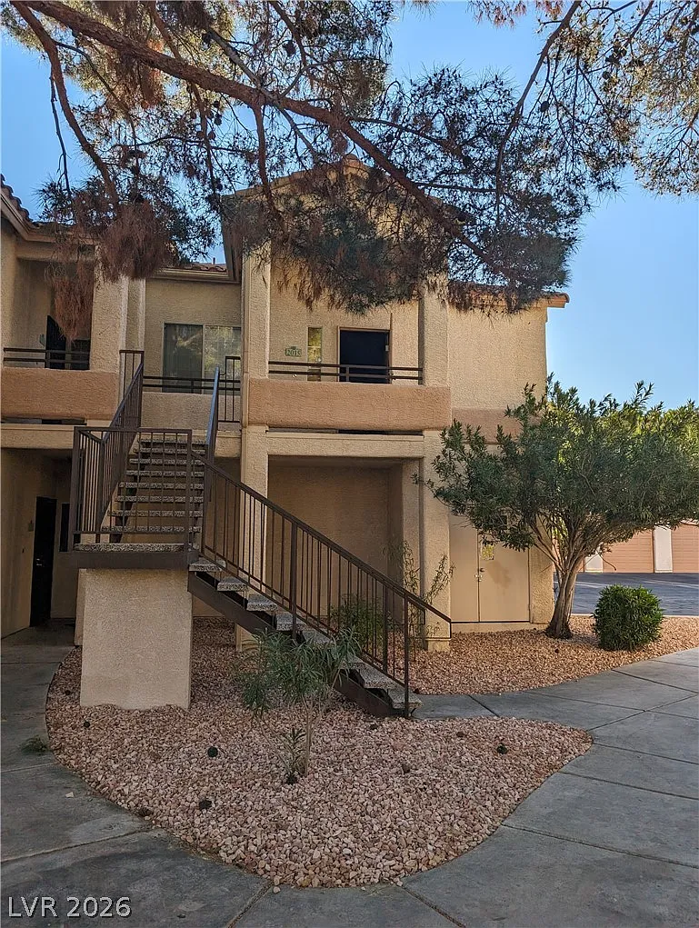 2 bed, 1.0 bath, 969 sqft, $1,400 — Photo 2