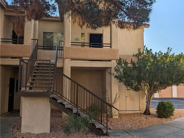 1830 N Buffalo Dr #2015 — Photo 2