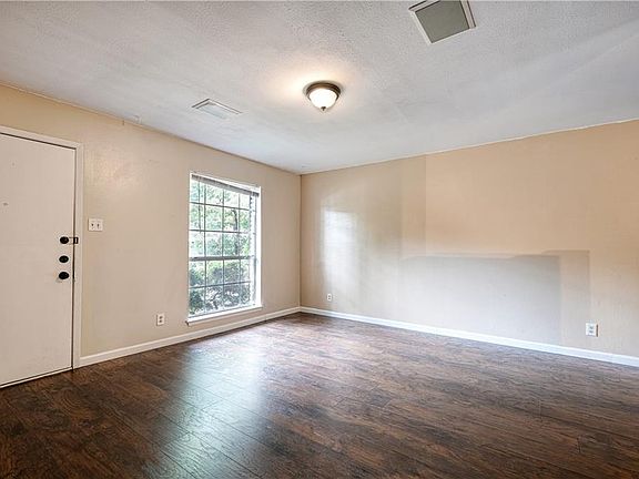 4th image of 2328 Campden Dr