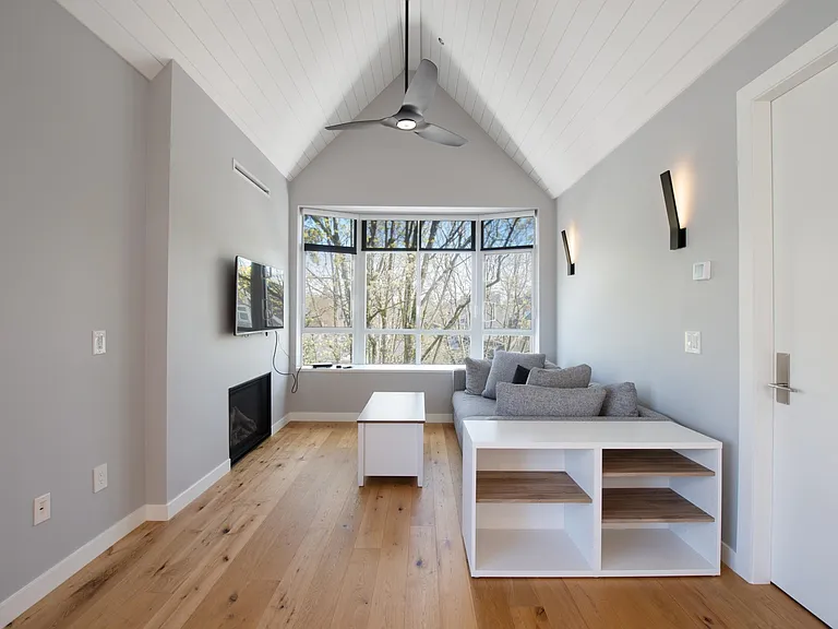 2755 Maple St #410 — Photo 4