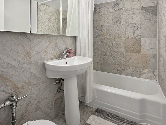 4th image of 310 E 49th St APT 12C