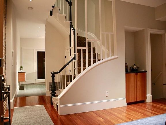 2nd image of 131 Saratoga St