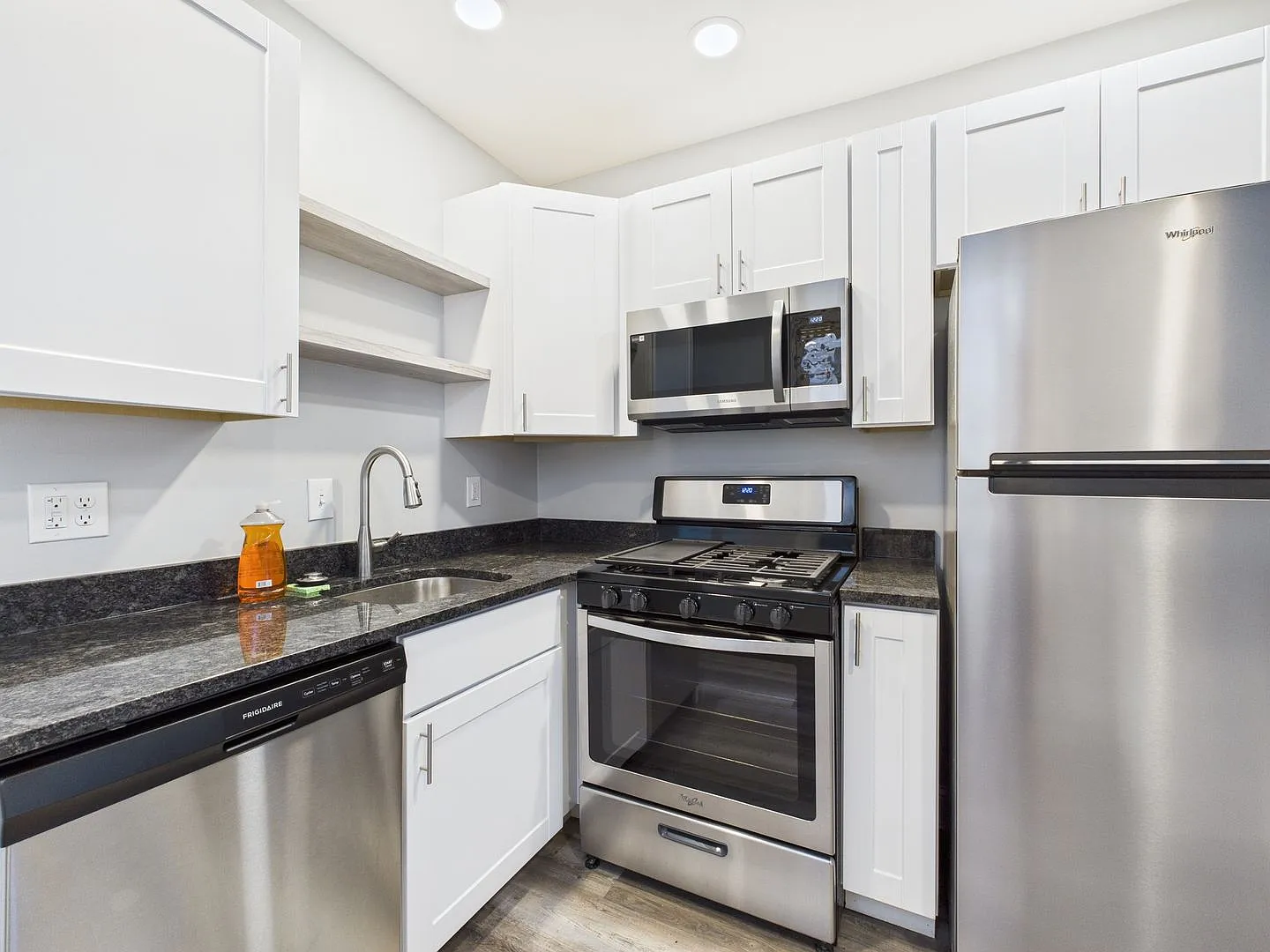 Fully Remodeled 2 Story Townhome In University City — Photo 3
