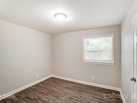 3rd image of 609 Park Ter