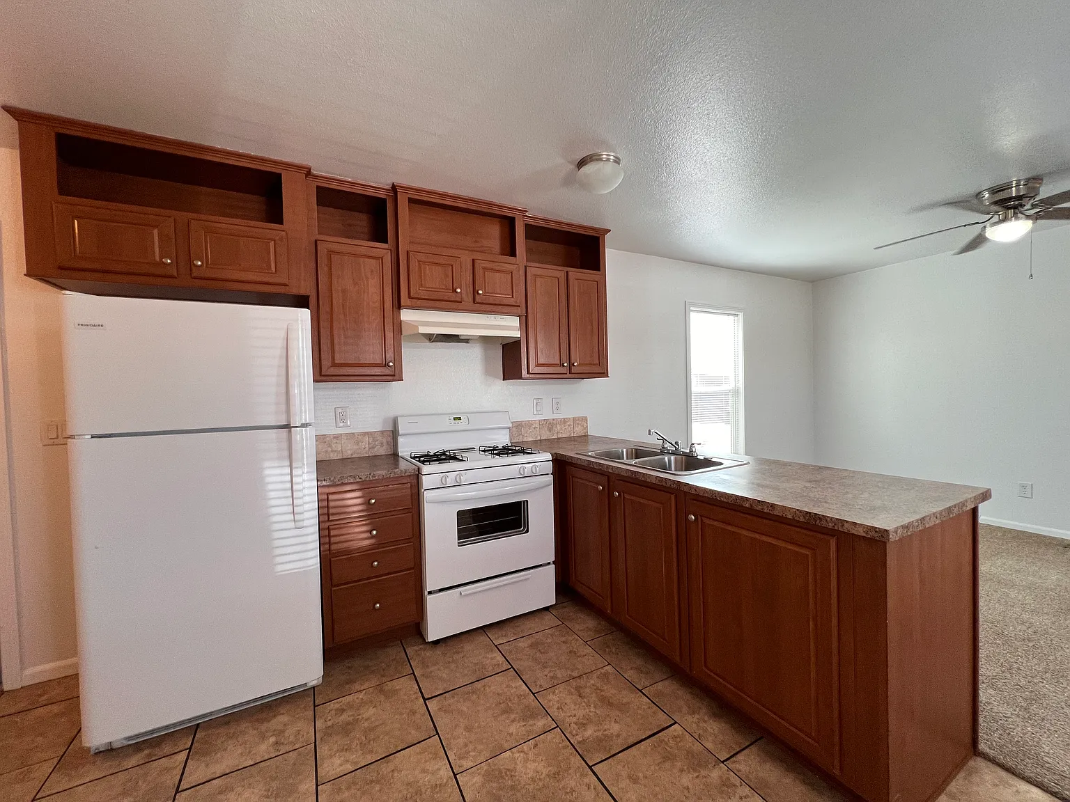 3601 E Wyoming Ave — Photo 2