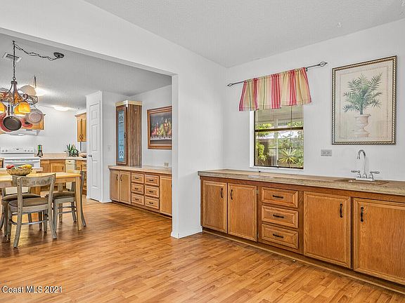 3rd image of 556 Dolphin Cir