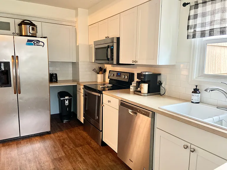 2404 E 9th St — Photo 6